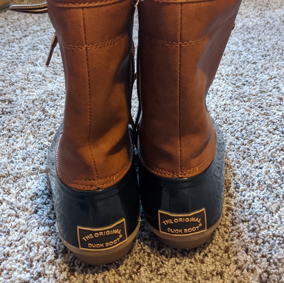 The Original Duck Boot. Women's size 6 - Picture 4 of 6